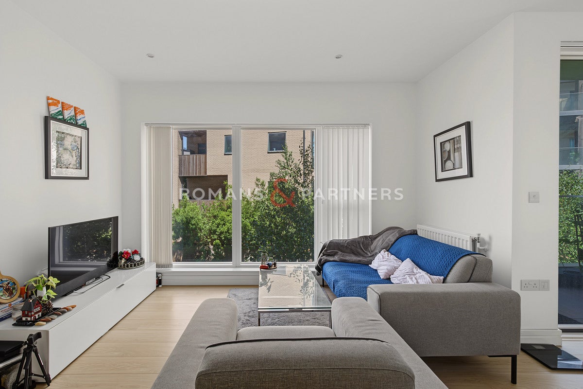 Flat Cherry Orchard Road in Greater London