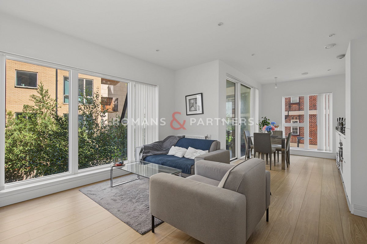 Flat Cherry Orchard Road in Greater London