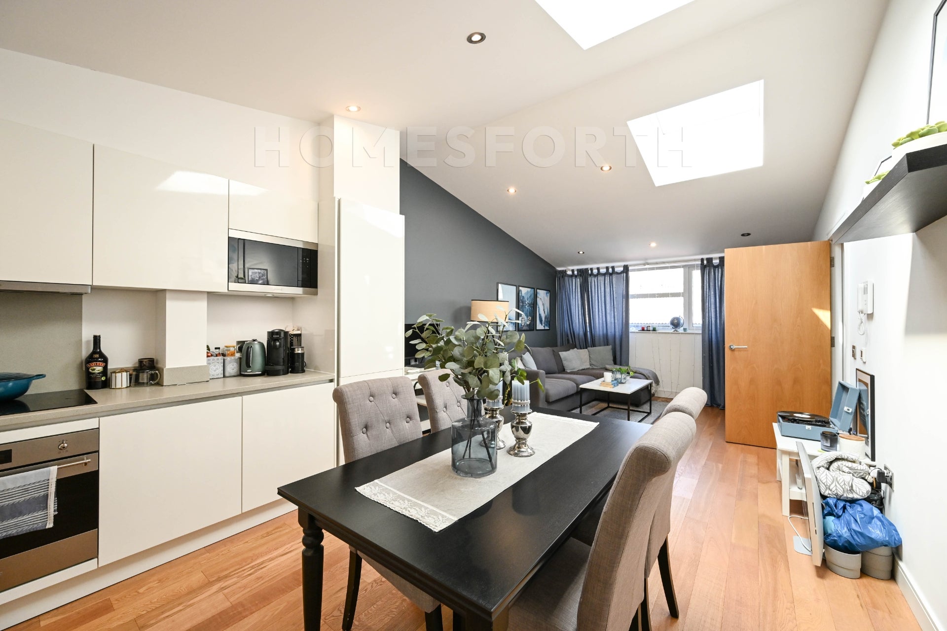 Flat Fraser Road in Greater London