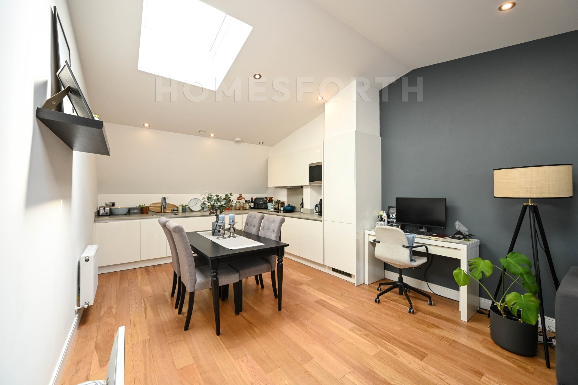 Flat Fraser Road in Greater London