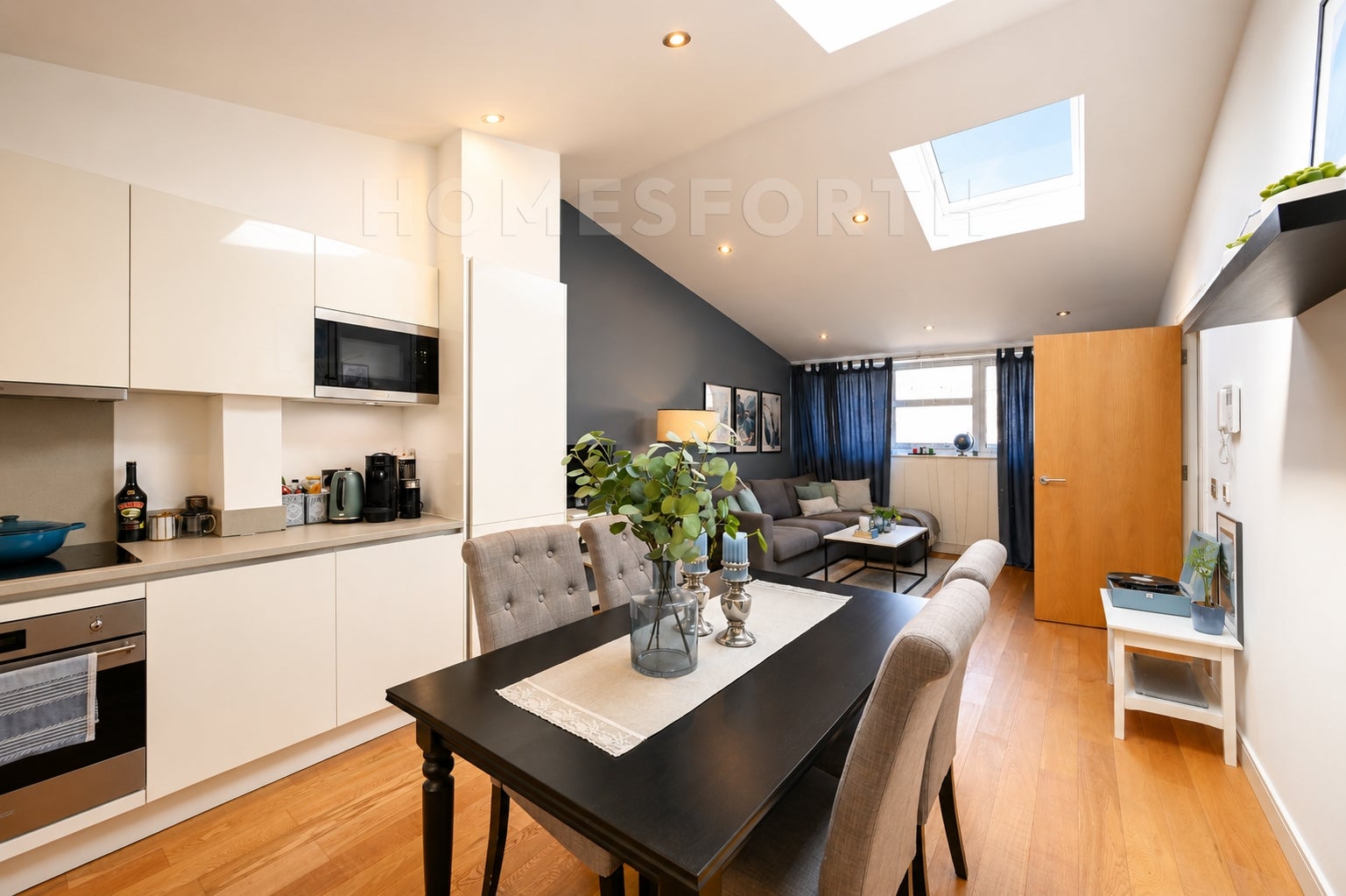 Flat Fraser Road in Greater London