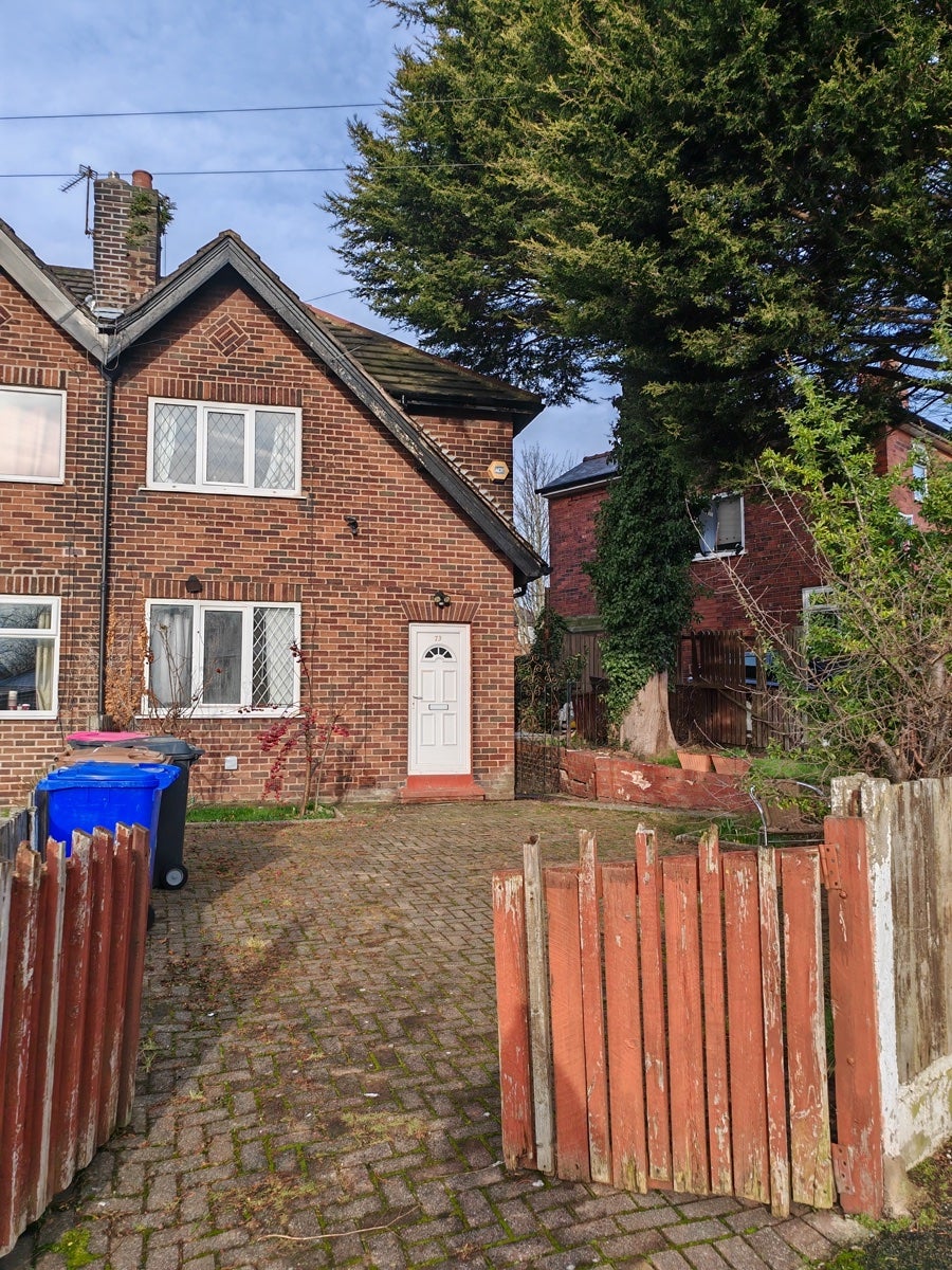Flat Rivington Crescent in Salford