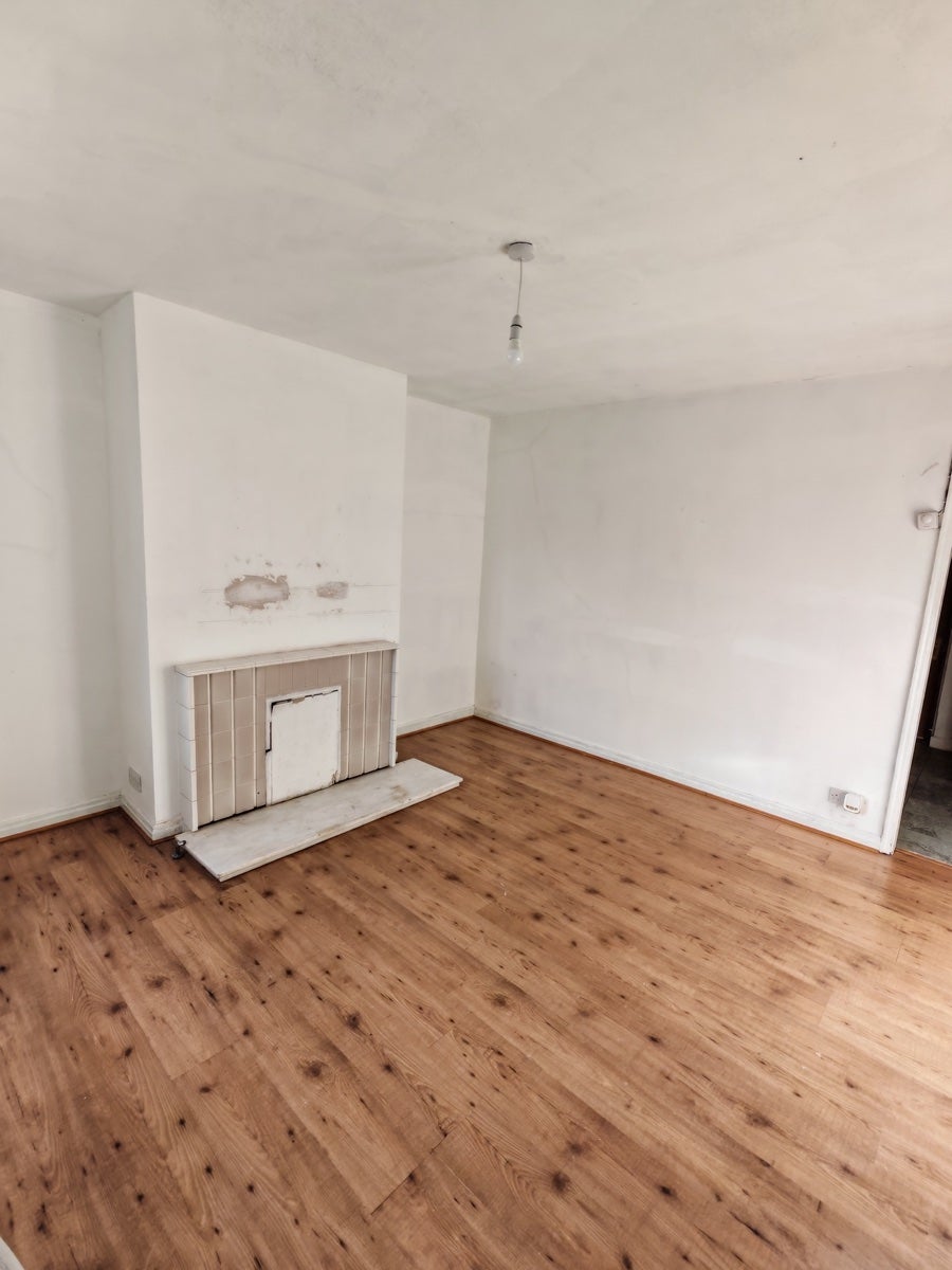 Flat Rivington Crescent in Salford