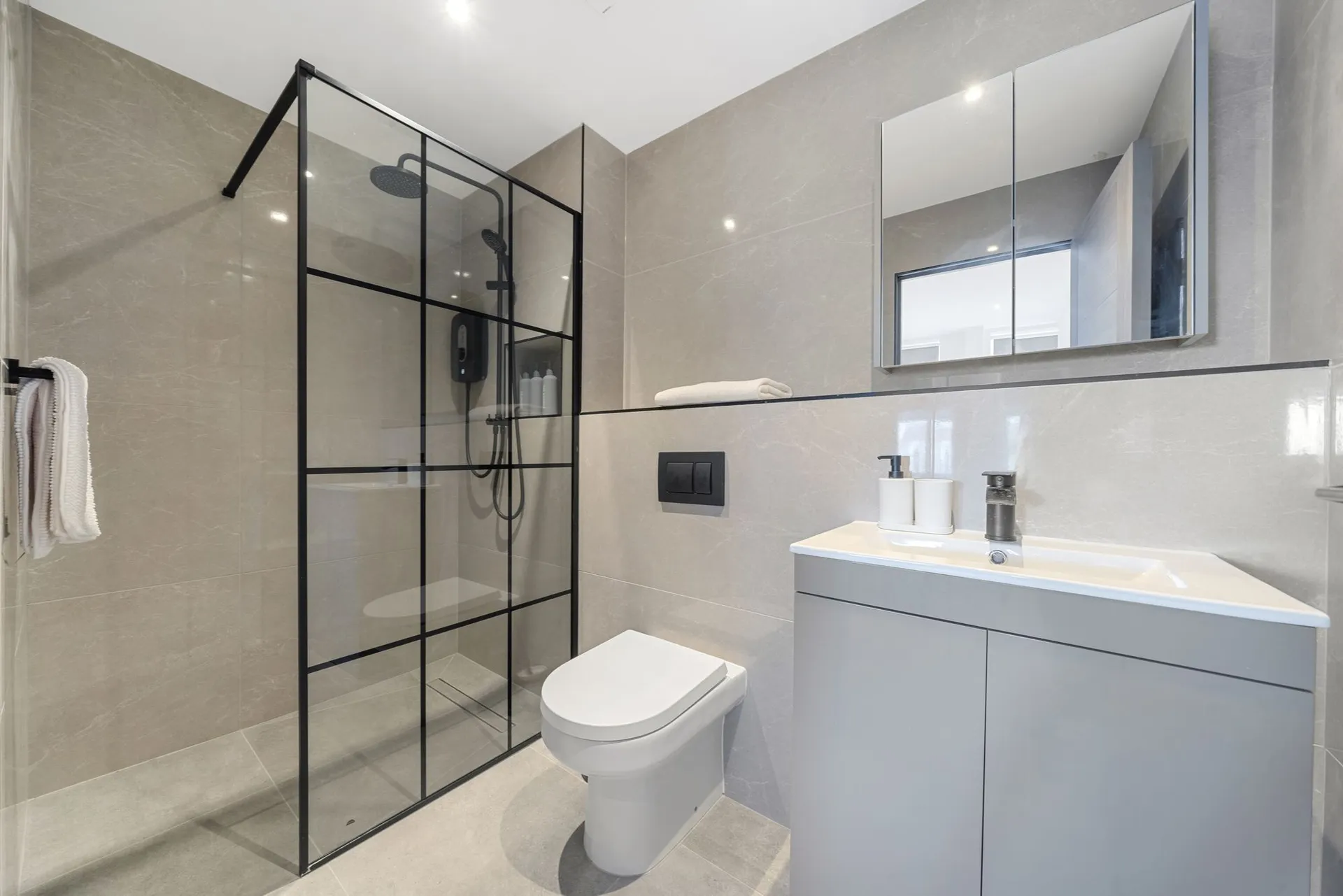 Flat Ballards Lane in Greater London