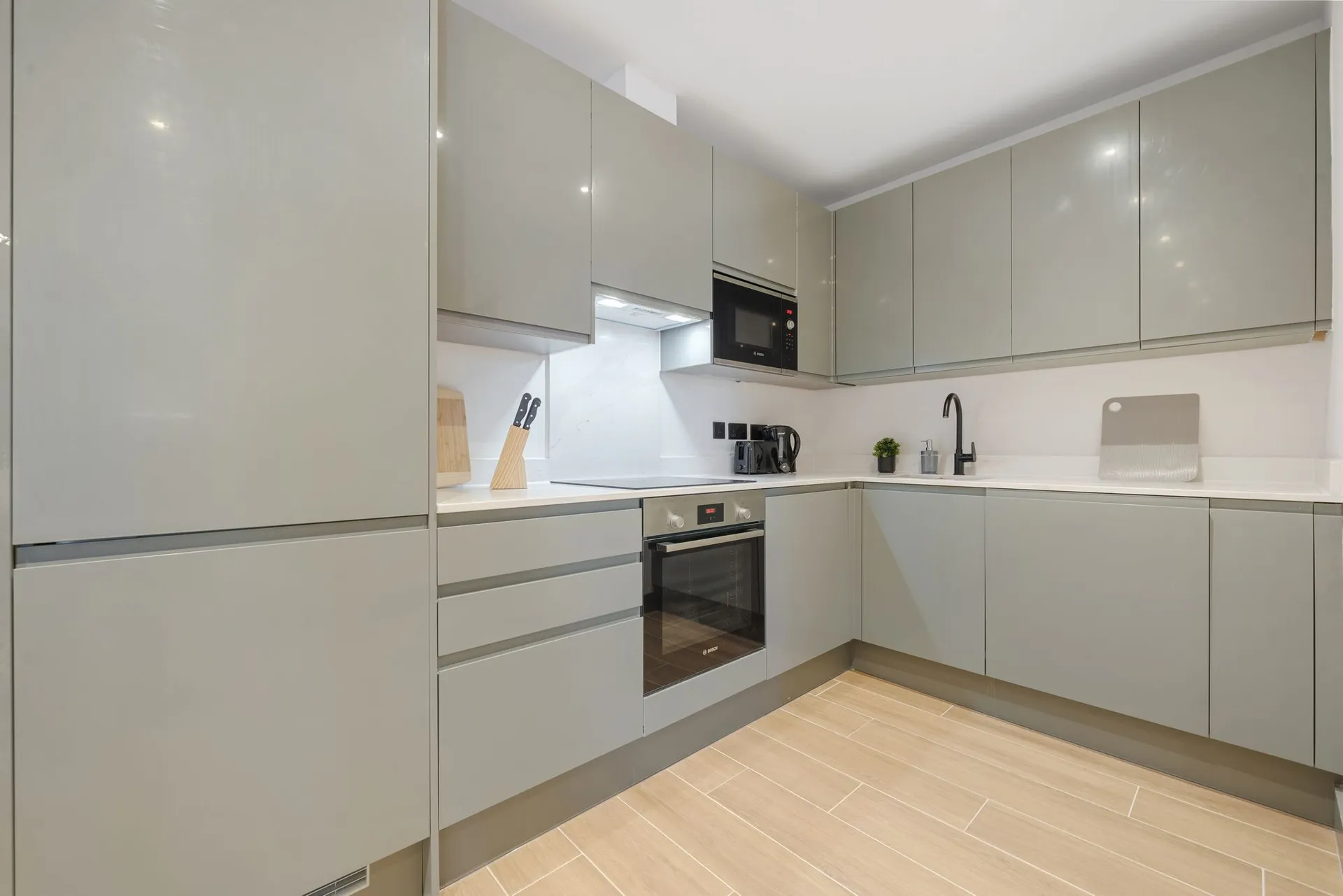 Flat Ballards Lane in Greater London