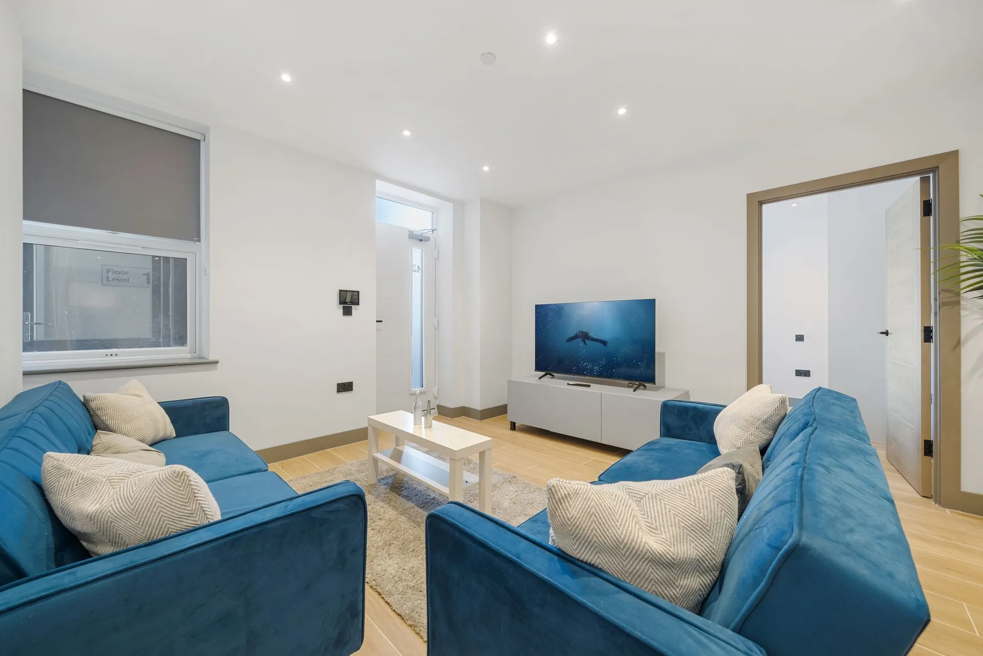 Flat Ballards Lane in Greater London