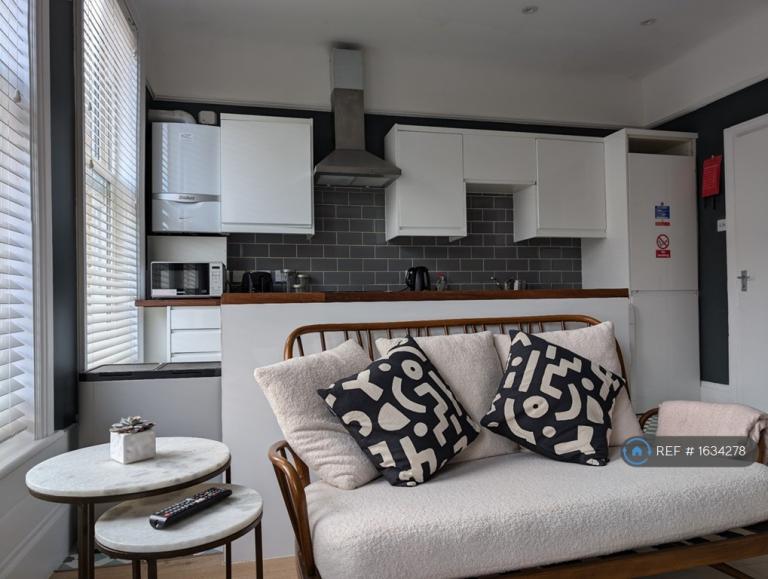 Room Springbank Road in Greater London
