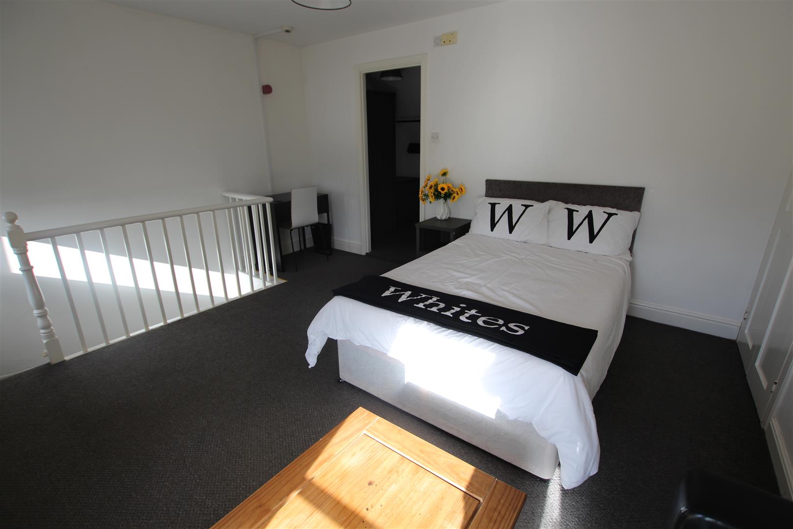 Room Lutterworth Road in Northampton
