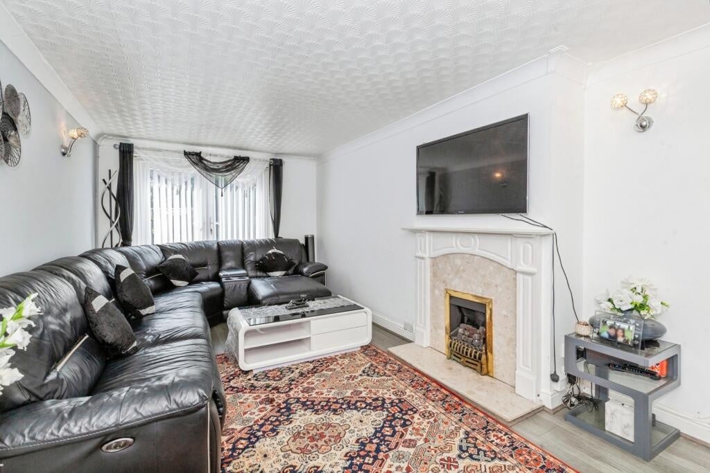 House Bullbrook Drive in Bracknell