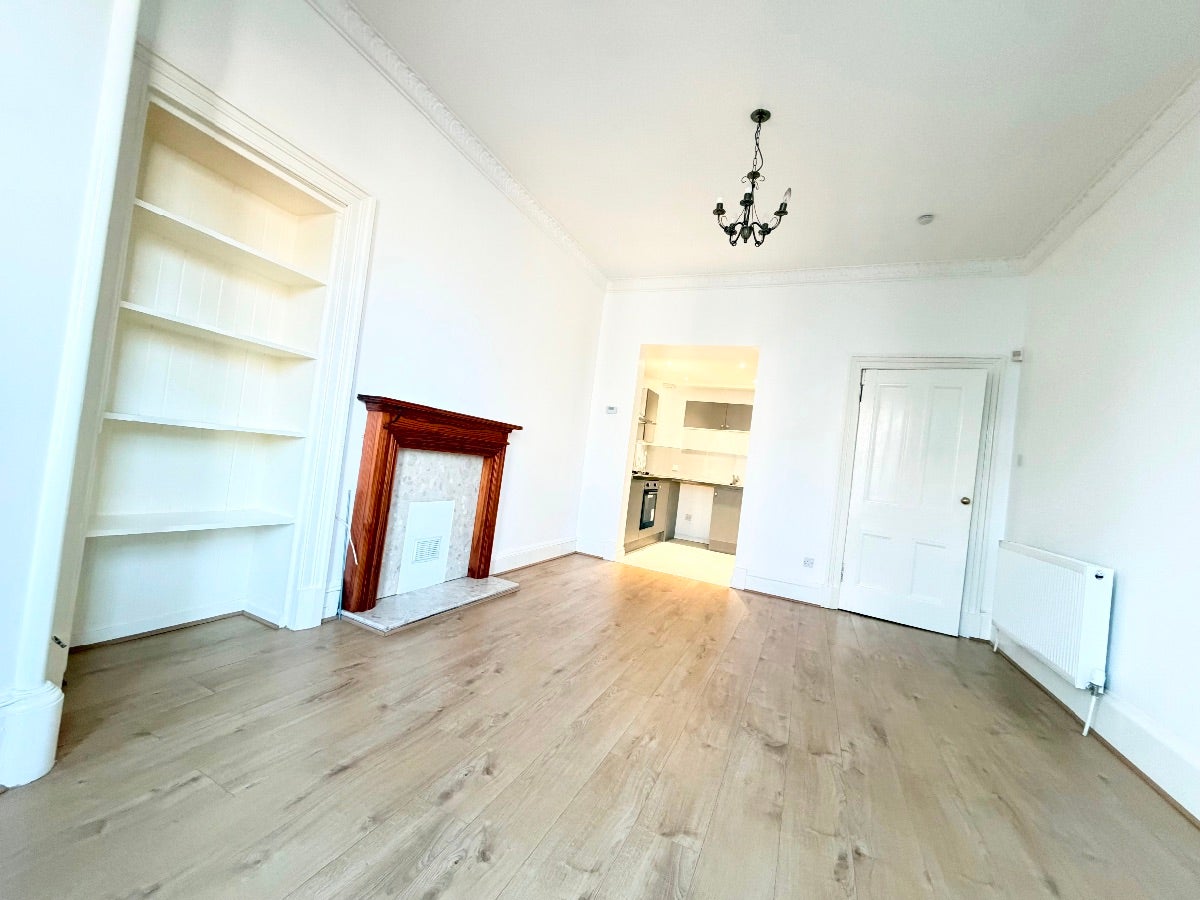 Flat Charlotte Place in Paisley