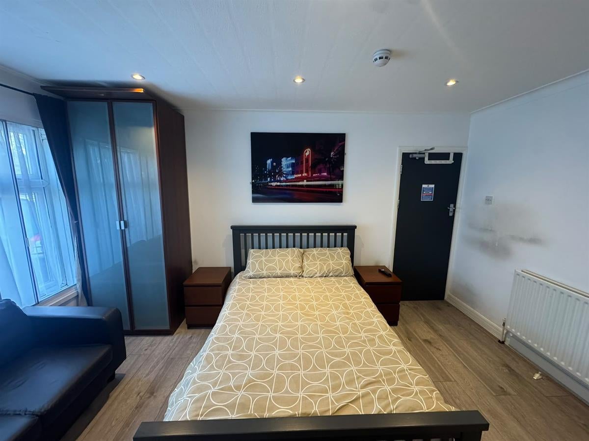 Room Leaver Gardens in Greater London