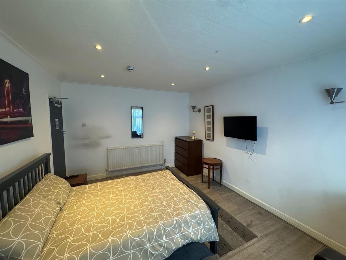 Room Leaver Gardens in Greater London