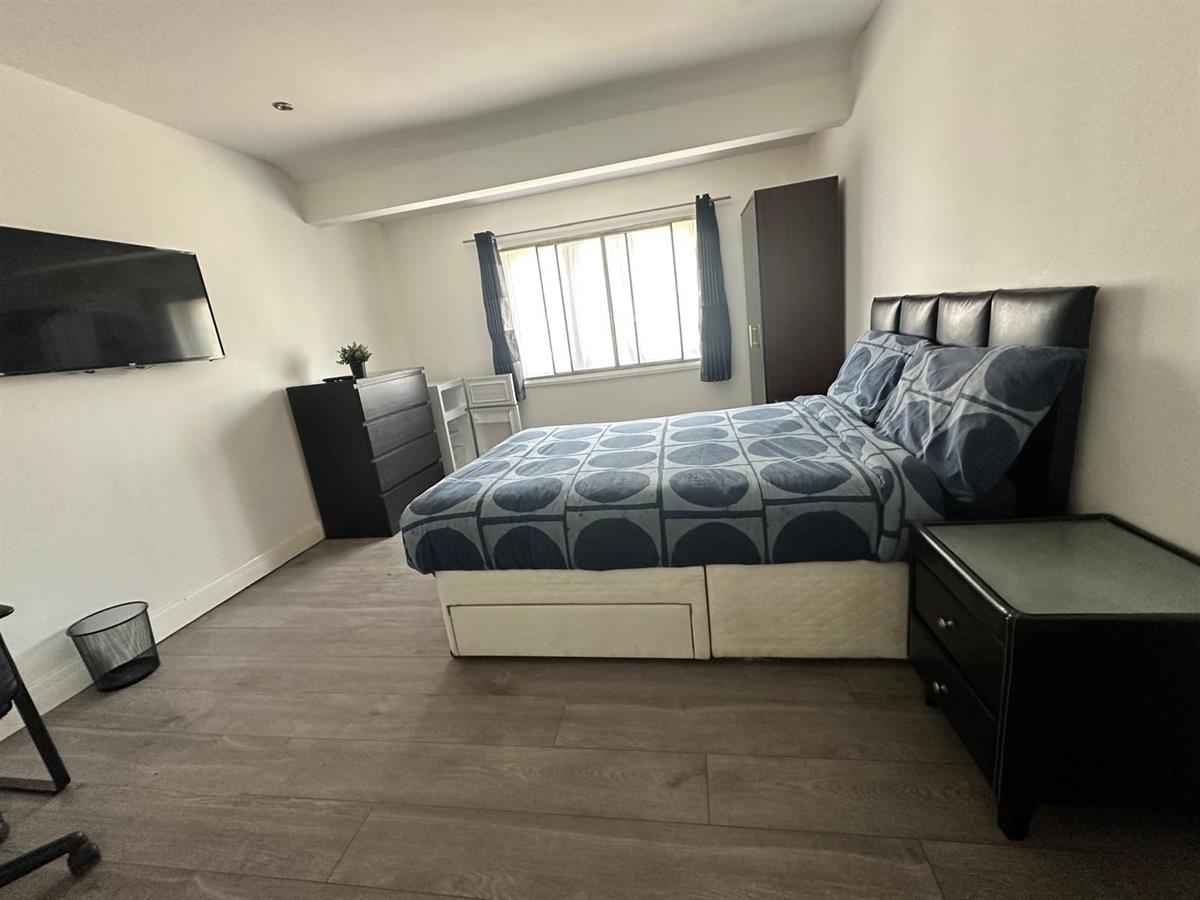 Room Leaver Gardens in Greater London