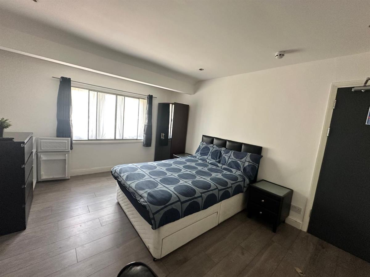 Room Leaver Gardens in Greater London