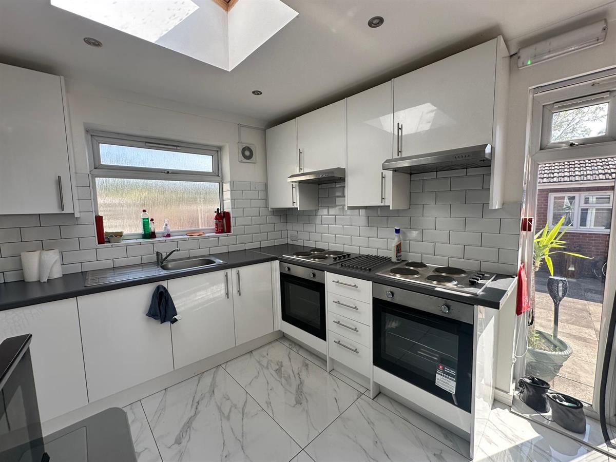 Room Leaver Gardens in Greater London