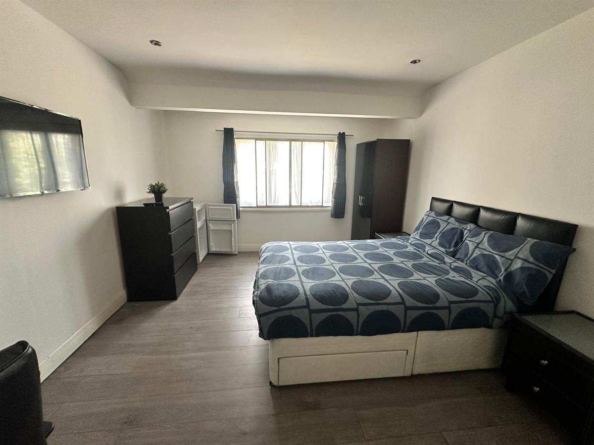 Room Leaver Gardens in Greater London