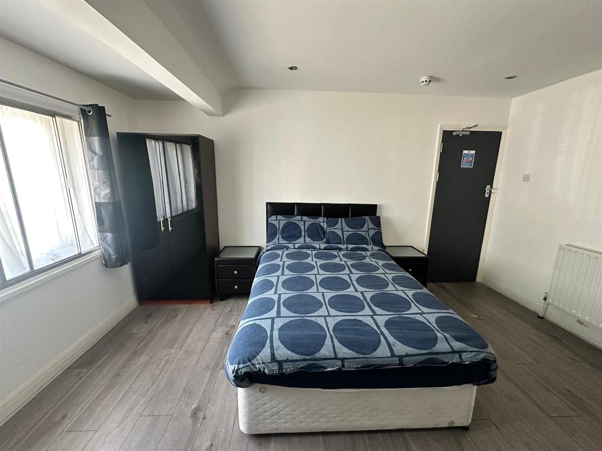 Room Leaver Gardens in Greater London
