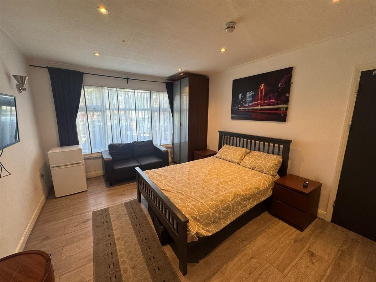 Room Leaver Gardens in Greater London