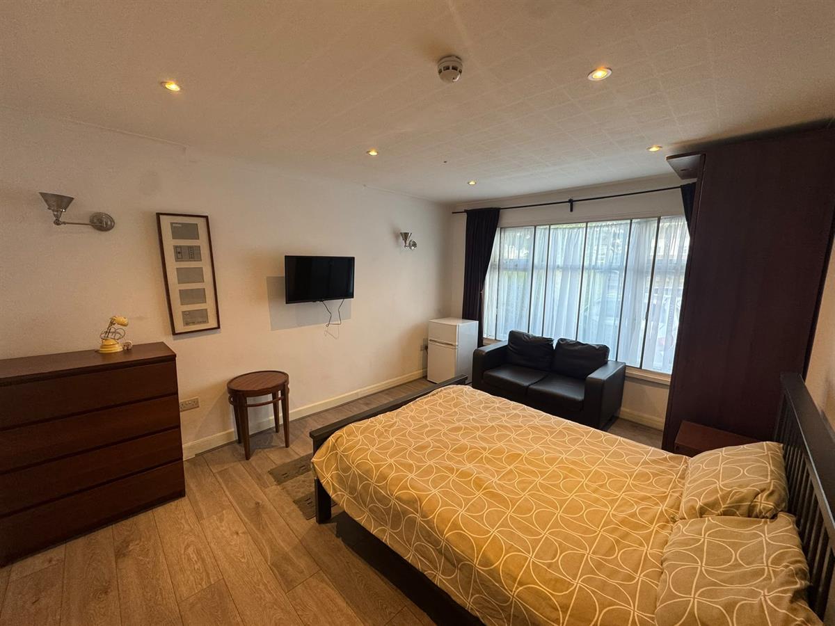 Room Leaver Gardens in Greater London