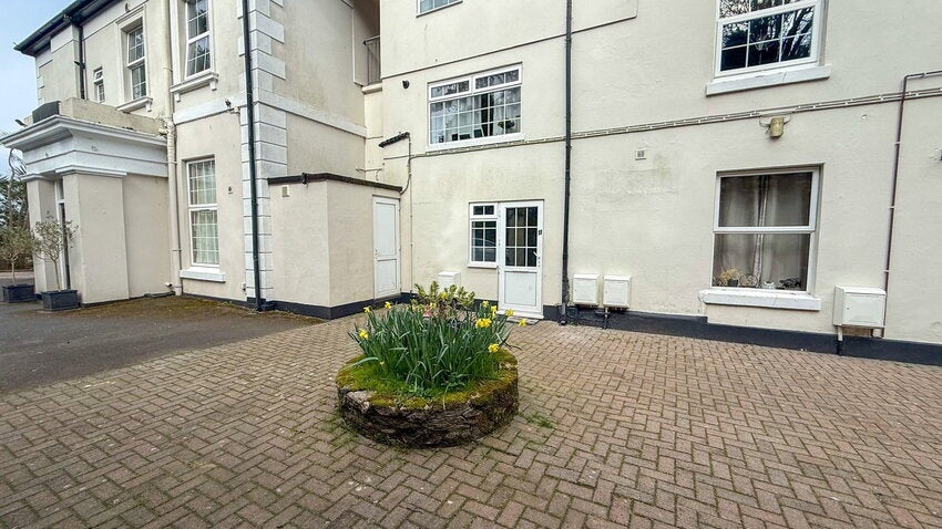 Flat Higher Woodfield Road in Torquay