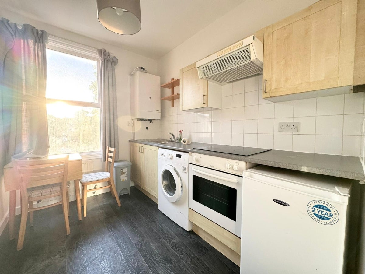 Flat Torriano Avenue in Greater London