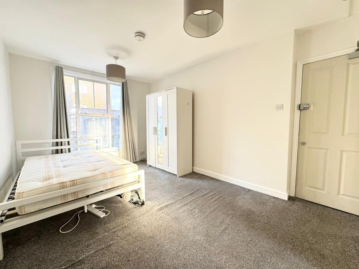 Flat Torriano Avenue in Greater London