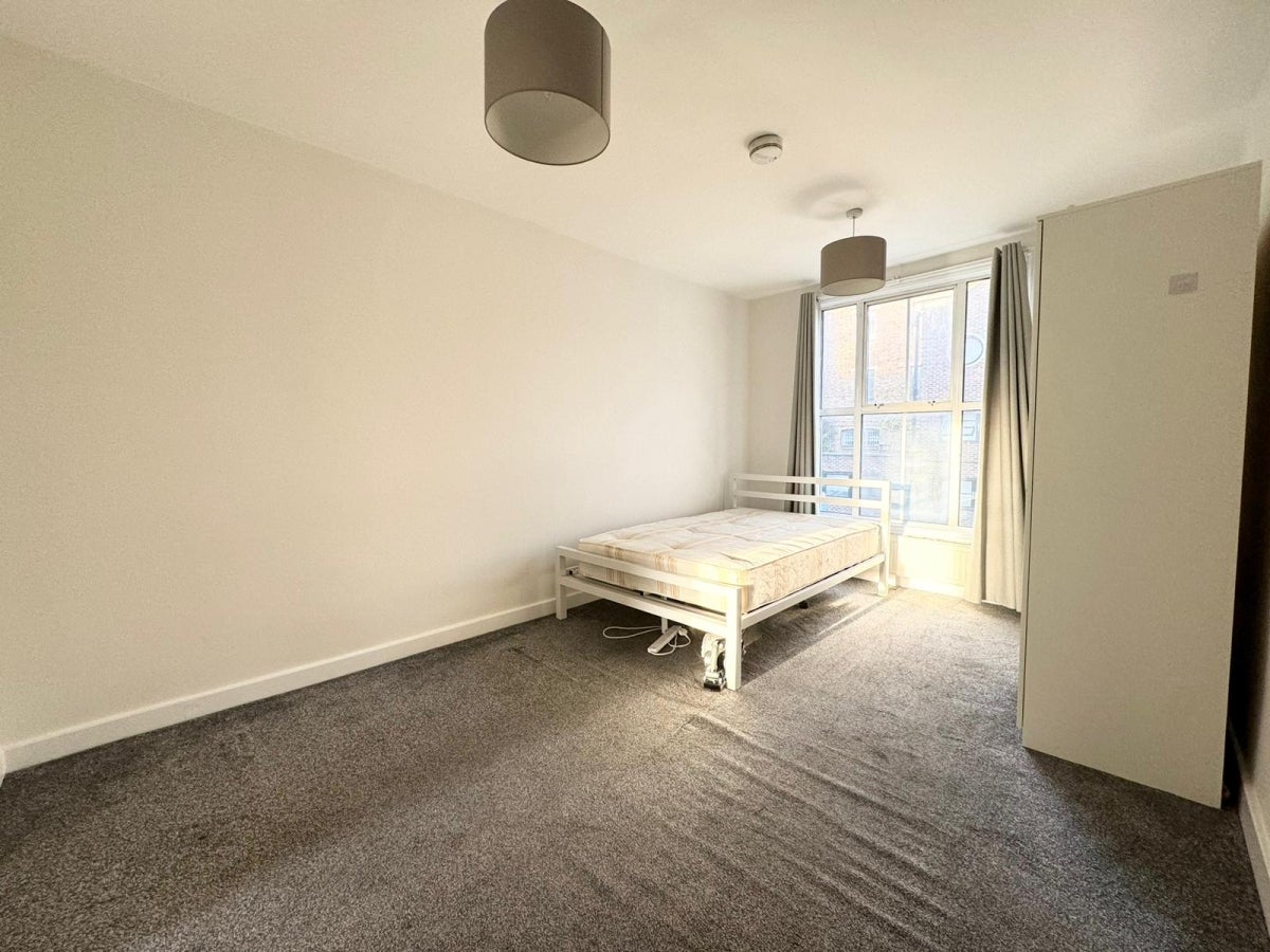 Flat Torriano Avenue in Greater London