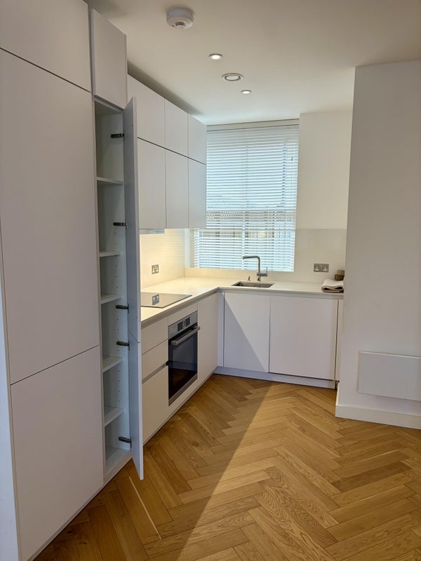 Room Cochrane Street in City of Westminster