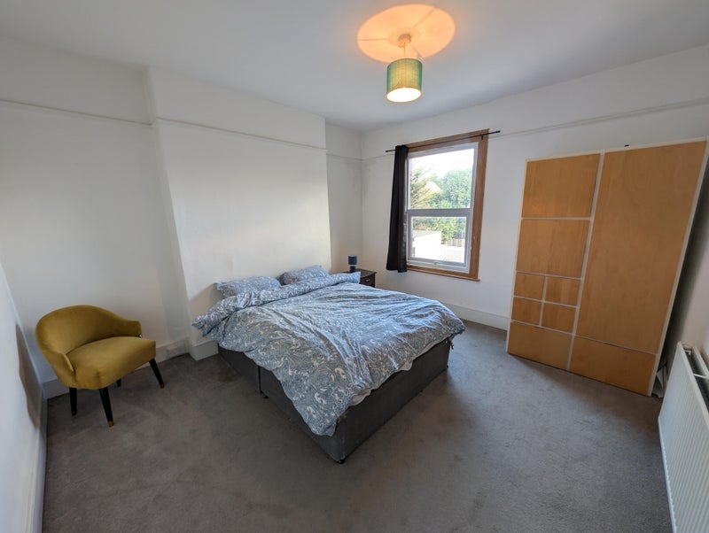 Room Queen's Road in Greater London