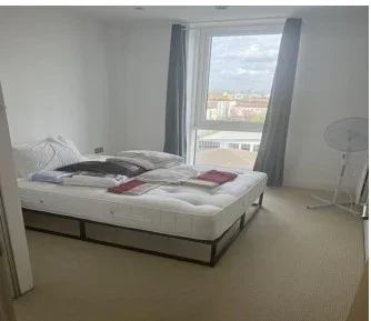 Room Violet Road in Greater London