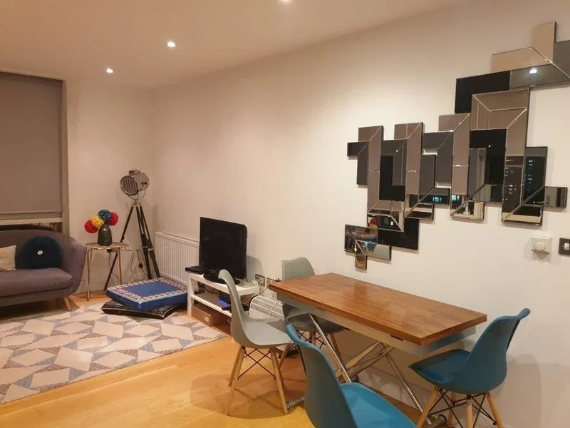 Room Violet Road in Greater London