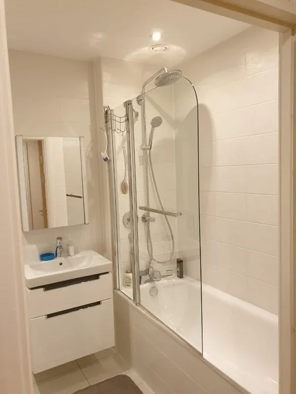 Room Violet Road in Greater London