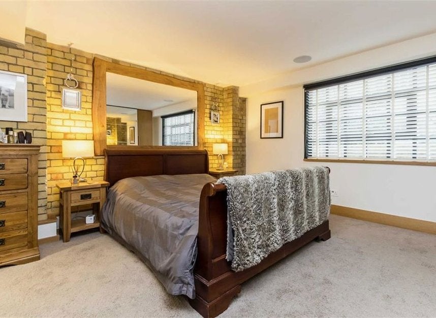 Flat Wapping Wall in Greater London