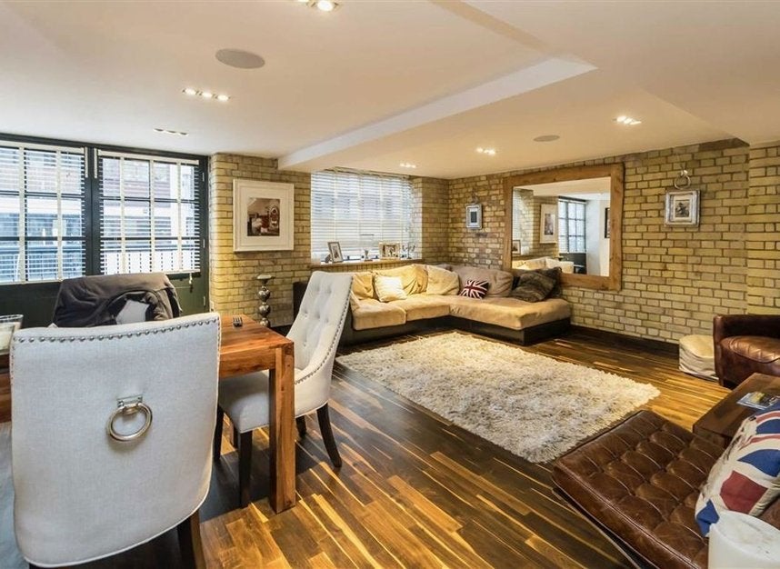 Flat Wapping Wall in Greater London
