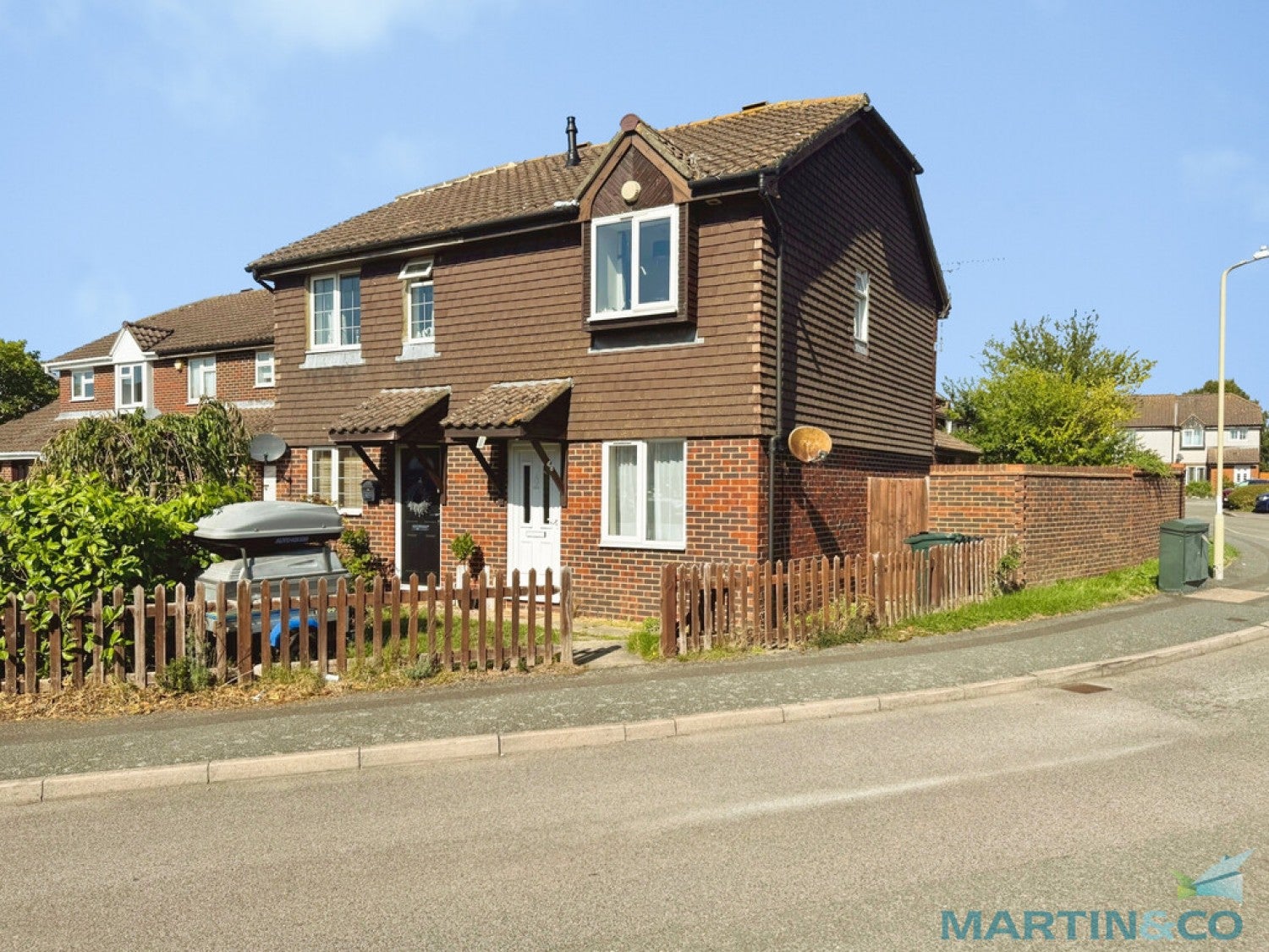 House Essella Park in Ashford