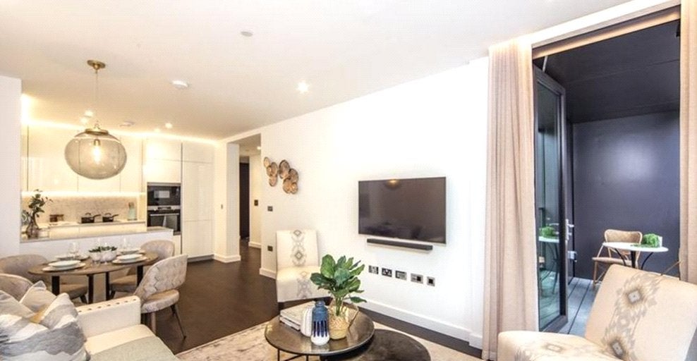 Flat Ponton Road in Greater London