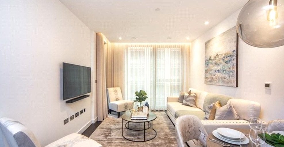Flat Ponton Road in Greater London