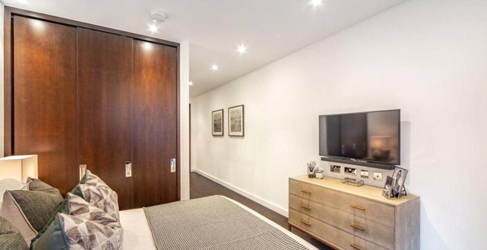 Flat Ponton Road in Greater London