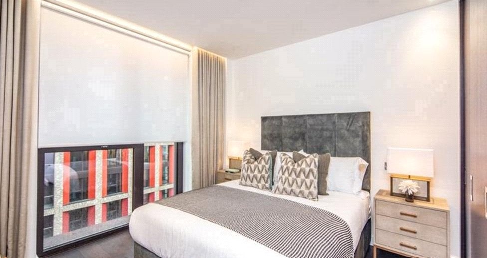 Flat Ponton Road in Greater London