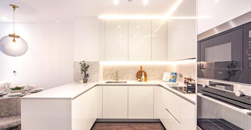 Flat Ponton Road in Greater London