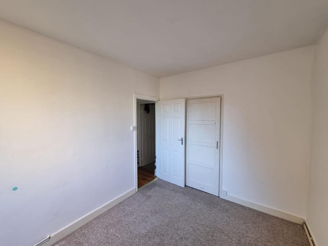 Flat Maysoule Road in Greater London