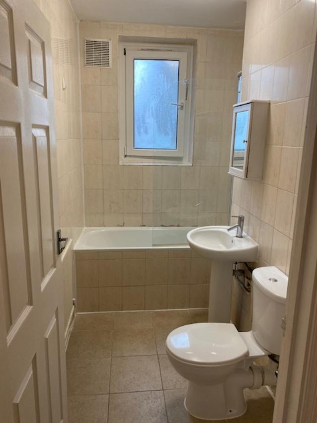 Flat Maysoule Road in Greater London