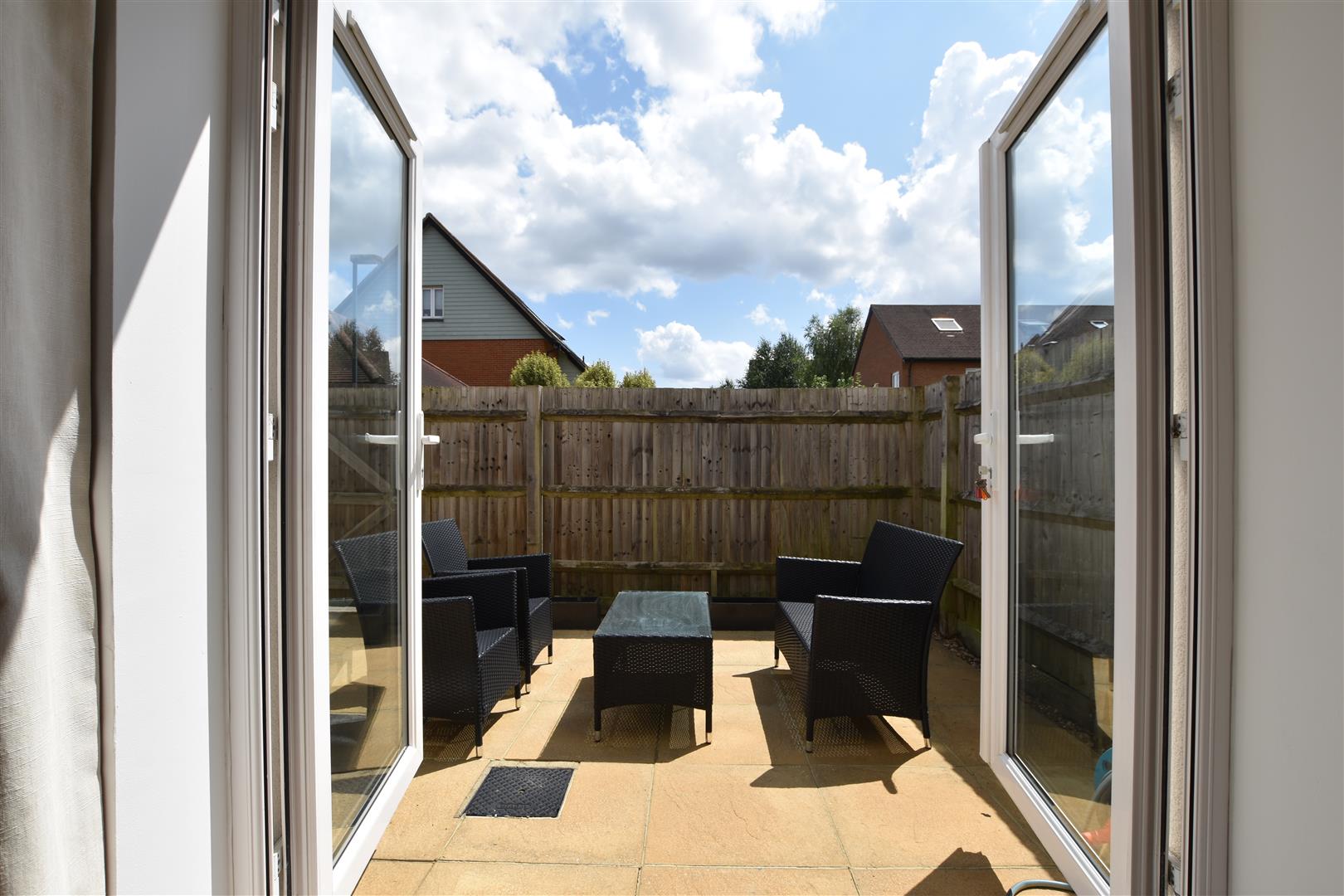 Flat Canalside in Reigate and Banstead