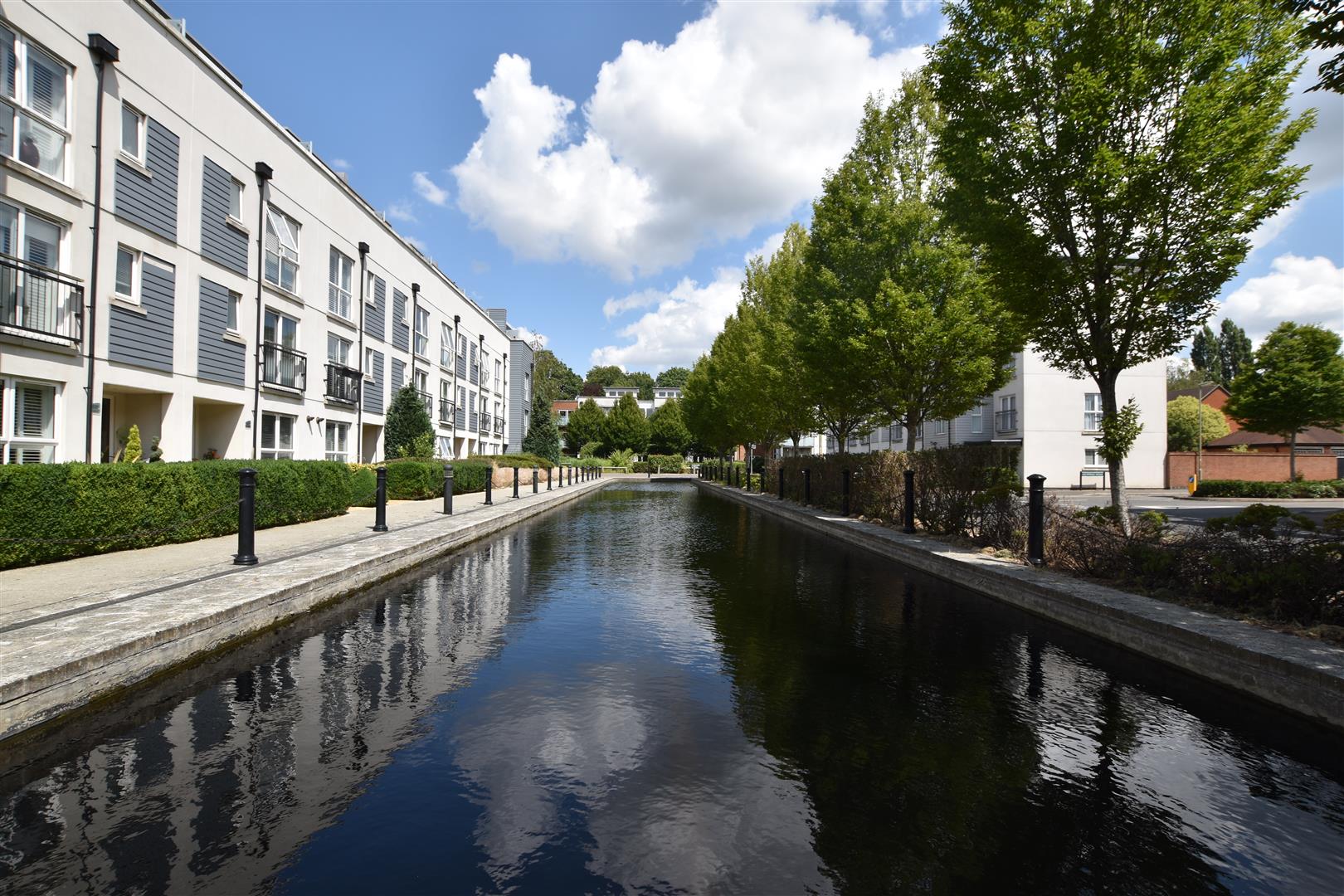 Flat Canalside in Reigate and Banstead