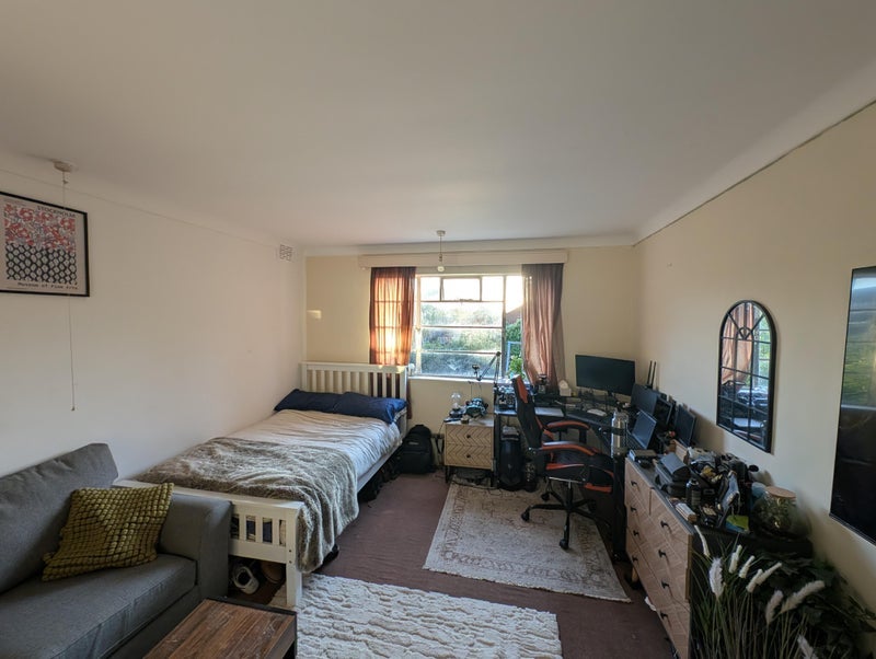 Room Meadow Close in Greater London