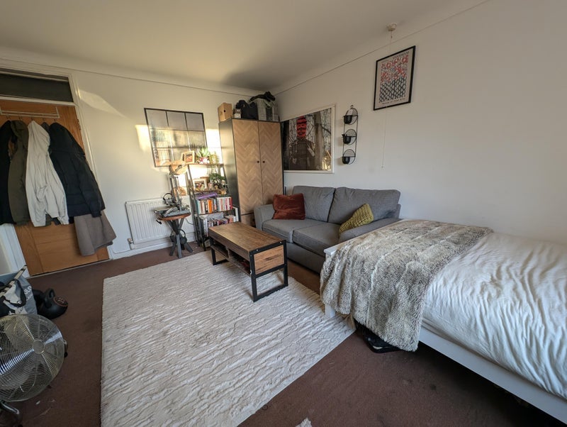 Room Meadow Close in Greater London