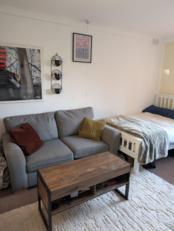 Room Meadow Close in Greater London