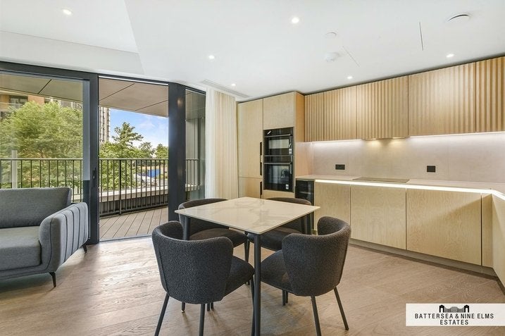 Flat Ponton Road in Greater London