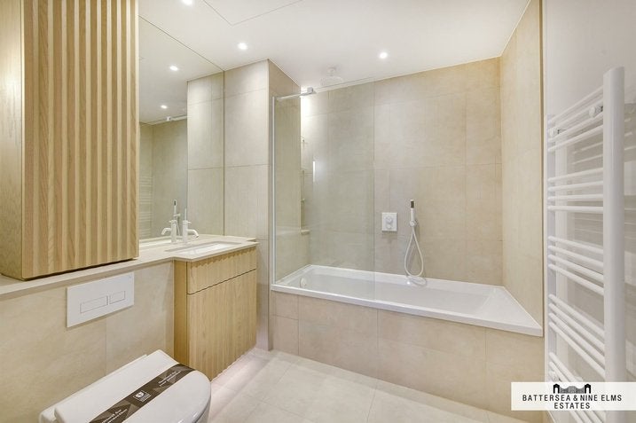 Flat Ponton Road in Greater London