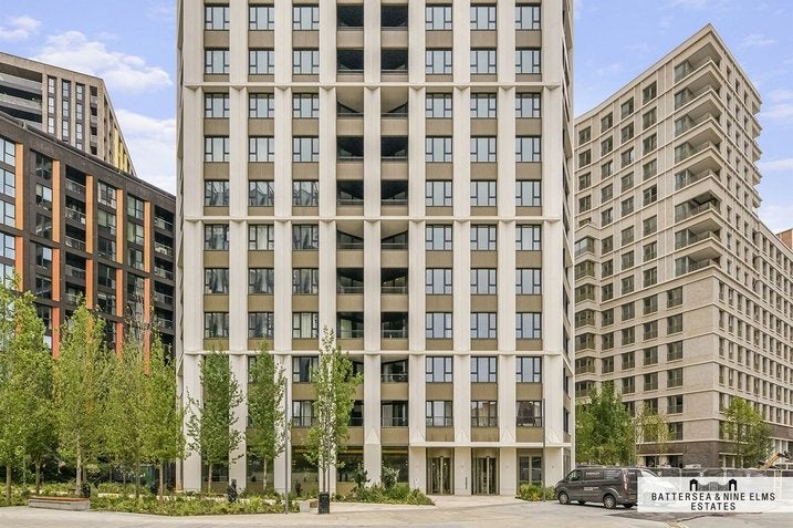 Flat Ponton Road in Greater London